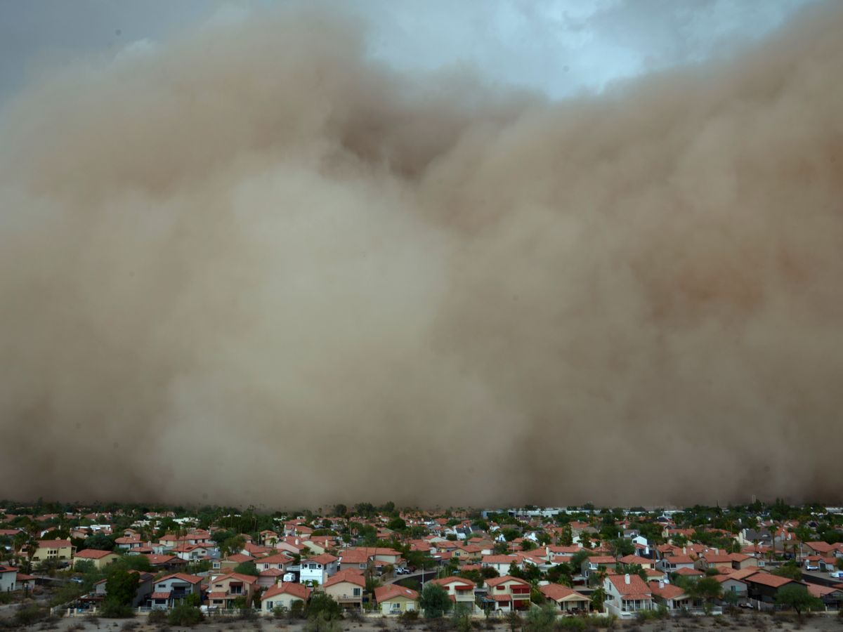 Dust storm darkens skies and blinds drivers in Arizona