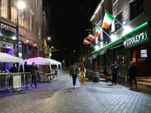 Supporting image for story: Crowds in Liverpool ahead of new measures shame the city, mayor says