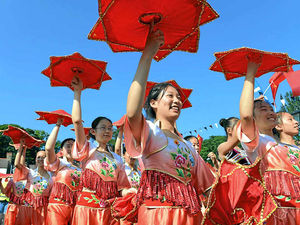 Supporting image for story: Colourful start as thousands flock to Eisteddfod's opening parade