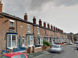 Supporting image for story: Shrewsbury parking: Drivers 'fighting for spaces in Castlefields'