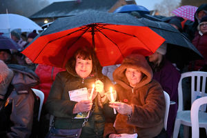 Severn Hospice, Bicton Heath, Shrewsbury ,Lights of Love ceremony for around 1,000 people to remember loved ones. left, Angie Holston and Sue Fisher..