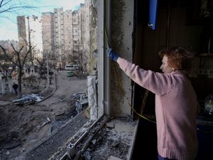 Supporting image for story: Russia accused of taking thousands from Mariupol to use as ‘hostages’