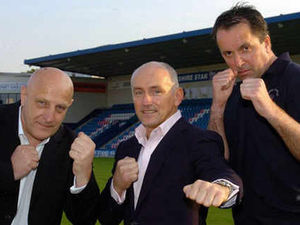 Supporting image for story: Young boxers impress Barry McGuigan on Telford visit