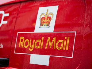 Supporting image for story: Royal Mail in talks to end dispute with union over second class post changes