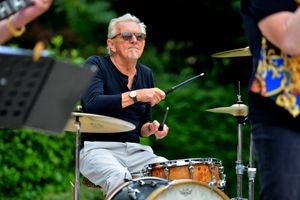 Alan Morley on drums