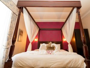 Supporting image for story: Georgian hotel to house asylum seekers after deal with Home Office