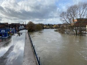 Supporting image for story: Shropshire flooding: Town centre roads back open in Shrewsbury as water levels drop