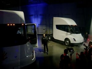 Supporting image for story: Tesla delivers first Semi trucks – three years later than planned