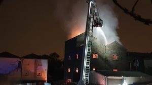 Lee Bates took these photos of the fire (@Batesy_25)