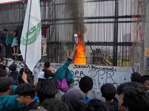 Supporting image for story: Thousands attempt to storm Indonesian parliament after changes to election law