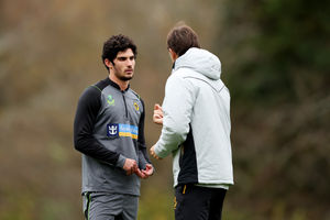 Julen Lopetegui talks to Goncalo Guedes (Getty)