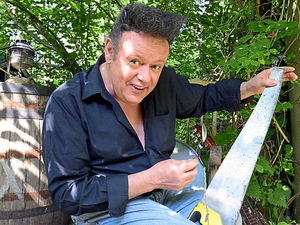 Supporting image for story: Musician Billy taking a bite at Big Apple