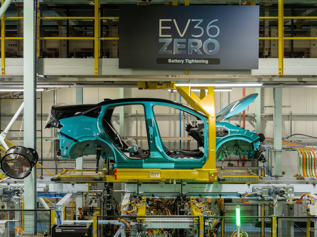 Nissan kickstarts Leaf production in Sunderland following &pound;450m investment