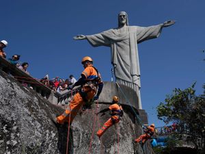 Supporting image for story: Rio de Janeiro climbers clean site of Christ the Redeemer statue