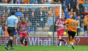 Wolverhampton Wanderers' Bakary Sako fires in his sides 2nd goal 