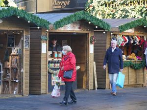 Supporting image for story: Consumer confidence falls as Omicron and rising cost of living scare shoppers