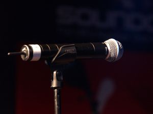 Supporting image for story: Tributes paid to trailblazing comedian Mort Sahl following his death aged 94