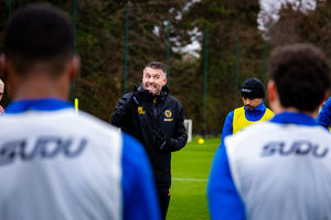 Rob Edwards giving a team talk to his Wolves players (Photo by Brett Patzke - WWFC/Wolves via Getty Images)