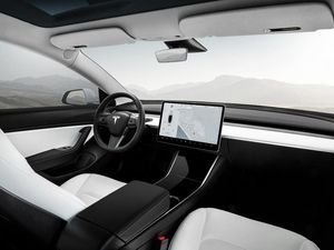 Supporting image for story: Tesla owner pulled over by police who mistook infotainment screen for computer