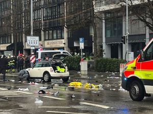 Supporting image for story: Several injured after car hits group of people in Munich – police