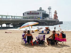 Supporting image for story: UK records hottest day of year so far with temperatures of 27.5C