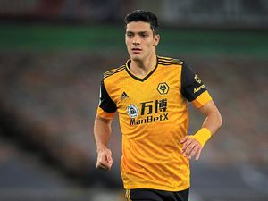 Supporting image for story: Raul Jimenez back home after leaving hospital 