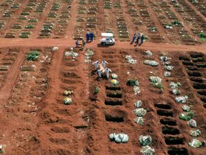 Supporting image for story: Bolsonaro rejects lockdown despite Brazils’ record Covid-19 death toll