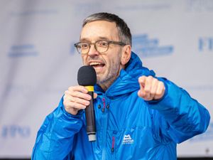 Supporting image for story: Austrian far right leader meets President amid new government speculation