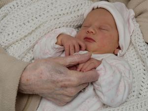 Supporting image for story: UK life expectancy for females returns to pre-pandemic levels