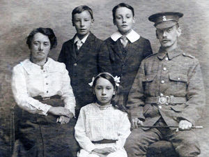 Supporting image for story: Can you solve mystery of wartime photo?
