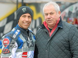 Supporting image for story: Ex-Heathens hero Colin Pratt dies aged 82