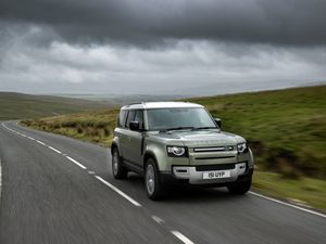 Supporting image for story: Jaguar Land Rover to develop Defender-based hydrogen vehicle