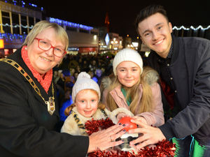 Supporting image for story: WATCH: Thousands turn out for Halesowen's Christmas lights switch-on