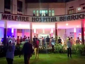Supporting image for story: Hospital fire kills 18 coronavirus patients as India steps up jabs rollout