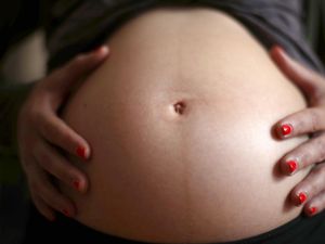 Supporting image for story: Visiting restrictions may have contributed to deaths of new mothers – report