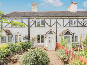 Supporting image for story: Inside cosy former farmer's cottage in Wolverhampton that dates back to the 1750s - and is on the market for less than you think