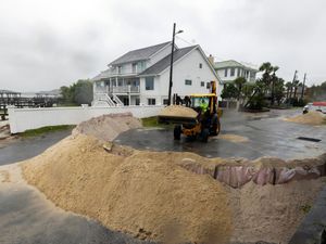 Supporting image for story: Flash flooding in southern US cities as Tropical Storm Debby moves in
