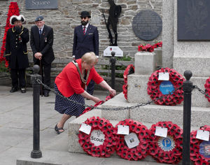Knighton Mayor Councillor Chris Branford lays a wreath on behalf of the town council and the town. Image: Karen Compton