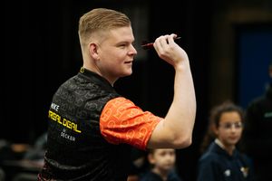 Mike de Decker demonstrates how to throw a dart