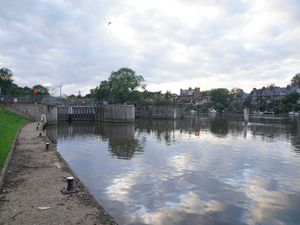 Supporting image for story: Man in 60s missing after rowing boat capsizes on Thames