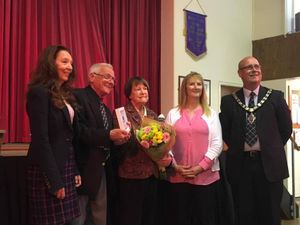 Irene Metcalfe, centre