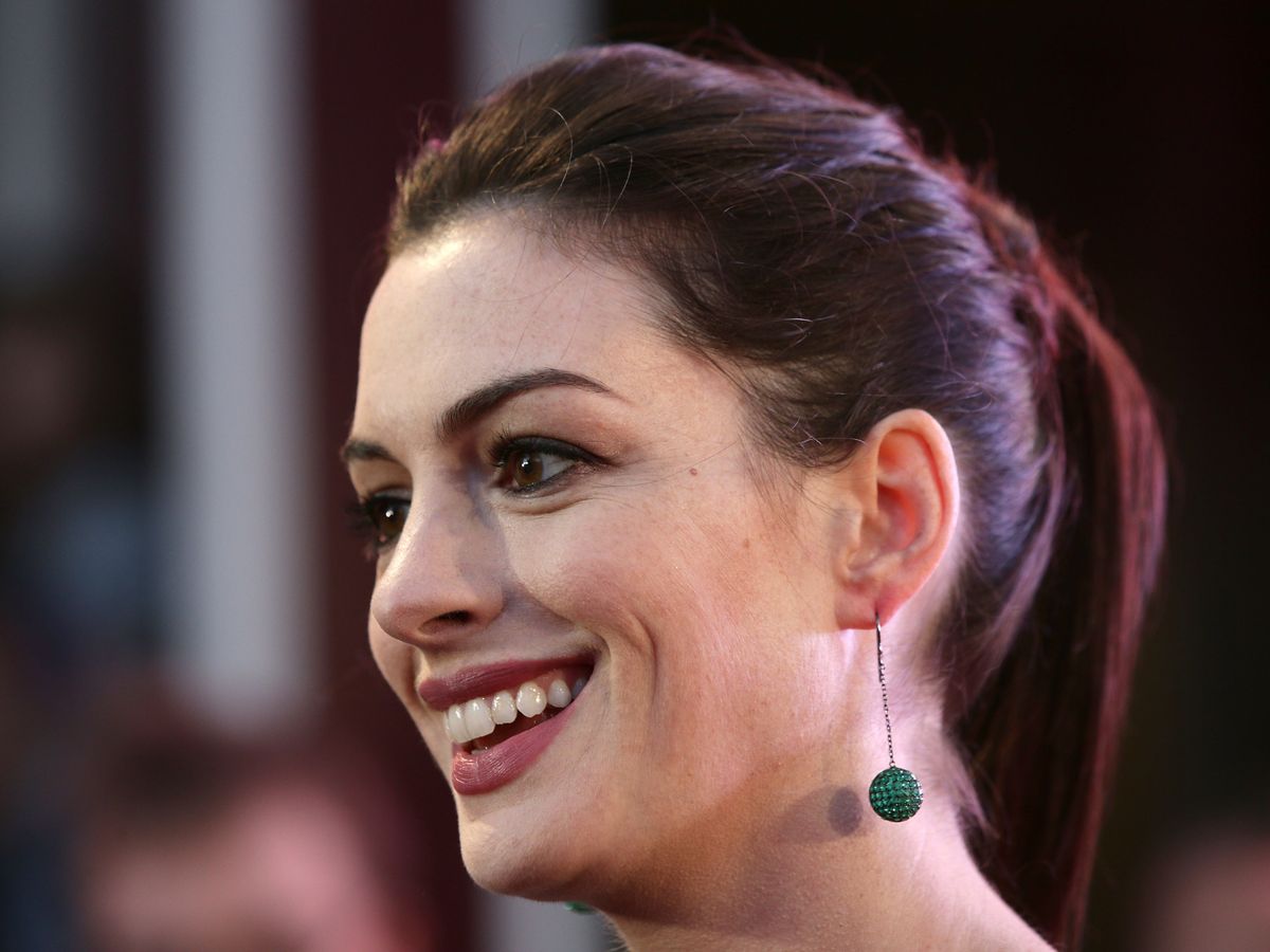 Anne Hathaway marks 20th anniversary of The Princess Diaries with