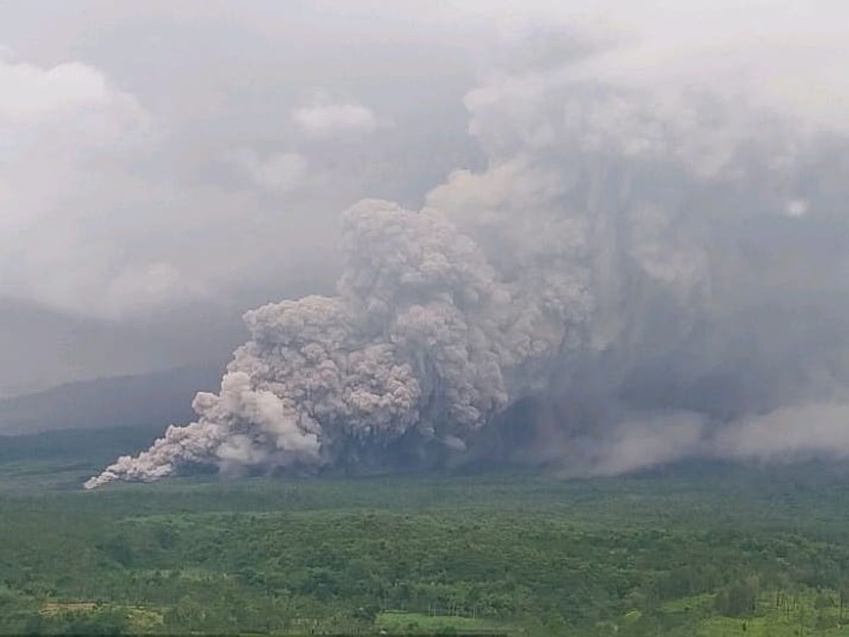 Indonesia&rsquo;s Mount Semeru erupts, prompting evacuations