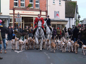 Supporting image for story: “If you poke the countryside bear again Mr Starmer, there will be a rumble in the jungle’, hunt master warns Prime Minister