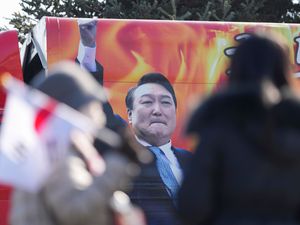 Supporting image for story: Investigators seek formal arrest for impeached South Korean President