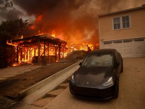 Supporting image for story: Fresh fire breaks out in Hollywood as deadly blazes burn out of control