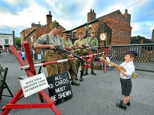 Supporting image for story: Fun in the sun as families make most of weather