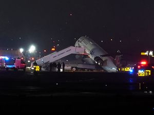 Supporting image for story: Pilot and co-pilot killed in runway collision at LaGuardia Airport
