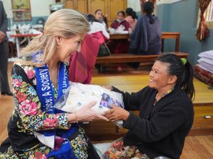 Supporting image for story: Nepali woman who met King in 1998 gives Sophie gift and thank you card for him