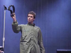 Supporting image for story: Oasis prove they are Ricoh roll stars